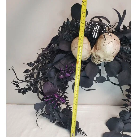 Halloween Wreath Haunted Home Pirate Skeleton Skull Spiders Flowers Black 21" - Picture 7 of 9